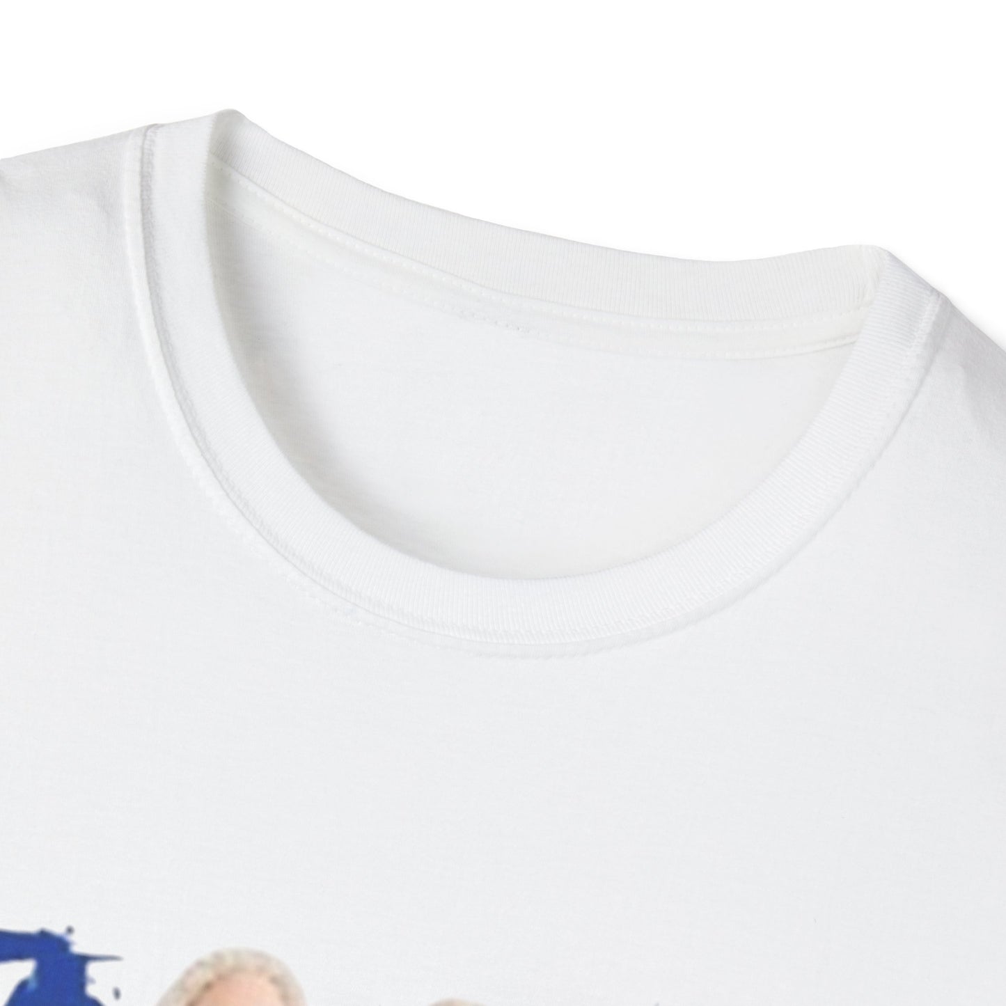 T-Shirt Unisex Labubu Softstyle – Design Kawaii Streetwear con Fiore “Stay Wild”.