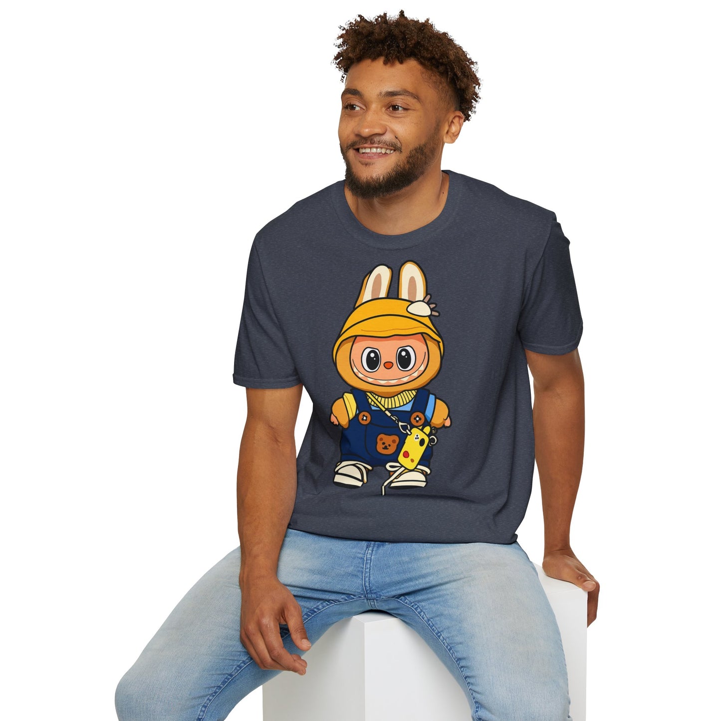 T-Shirt Unisex Labubu Softstyle – Design Kawaii con Cappello e Salopette.