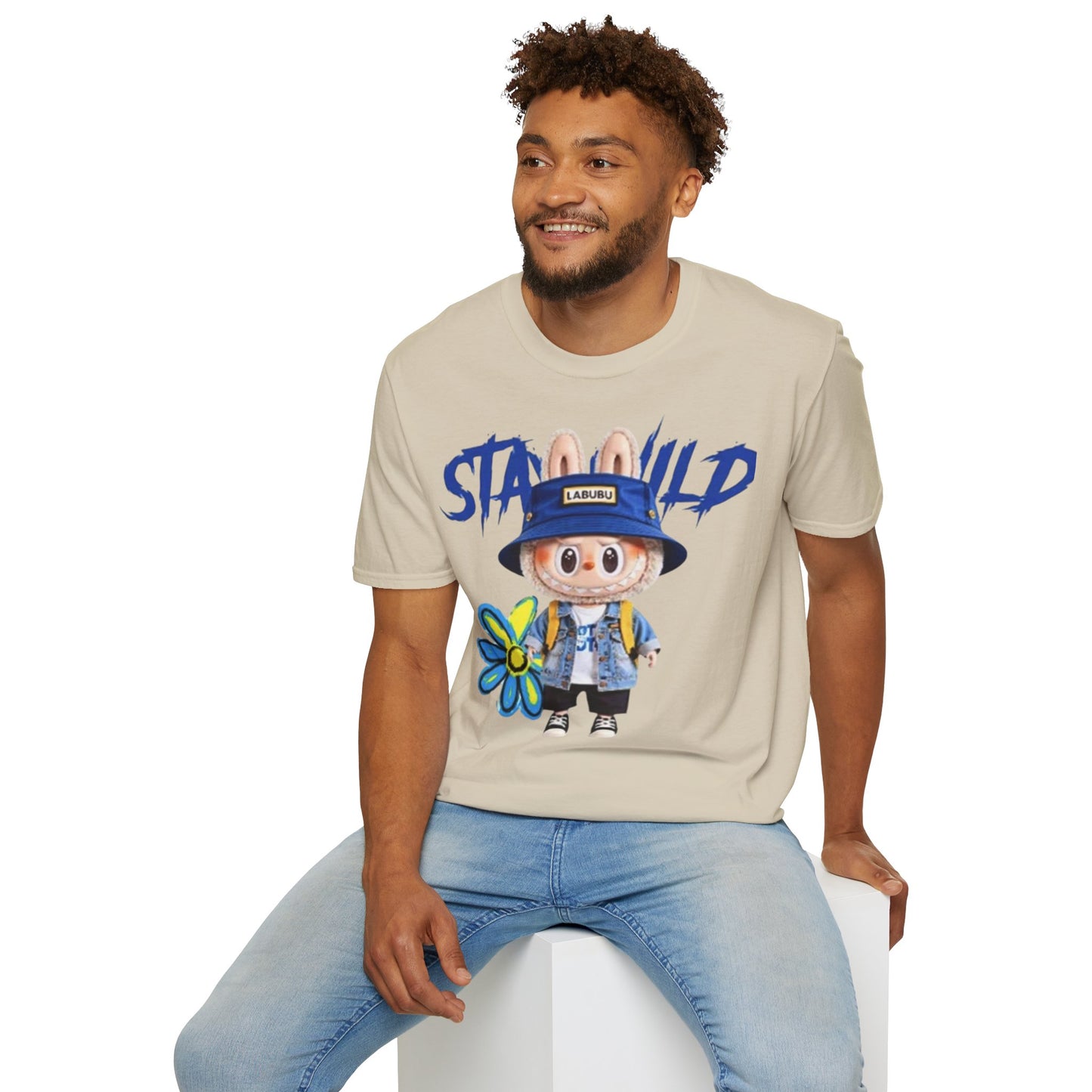 T-Shirt Unisex Labubu Softstyle – Design Kawaii Streetwear con Fiore “Stay Wild”.