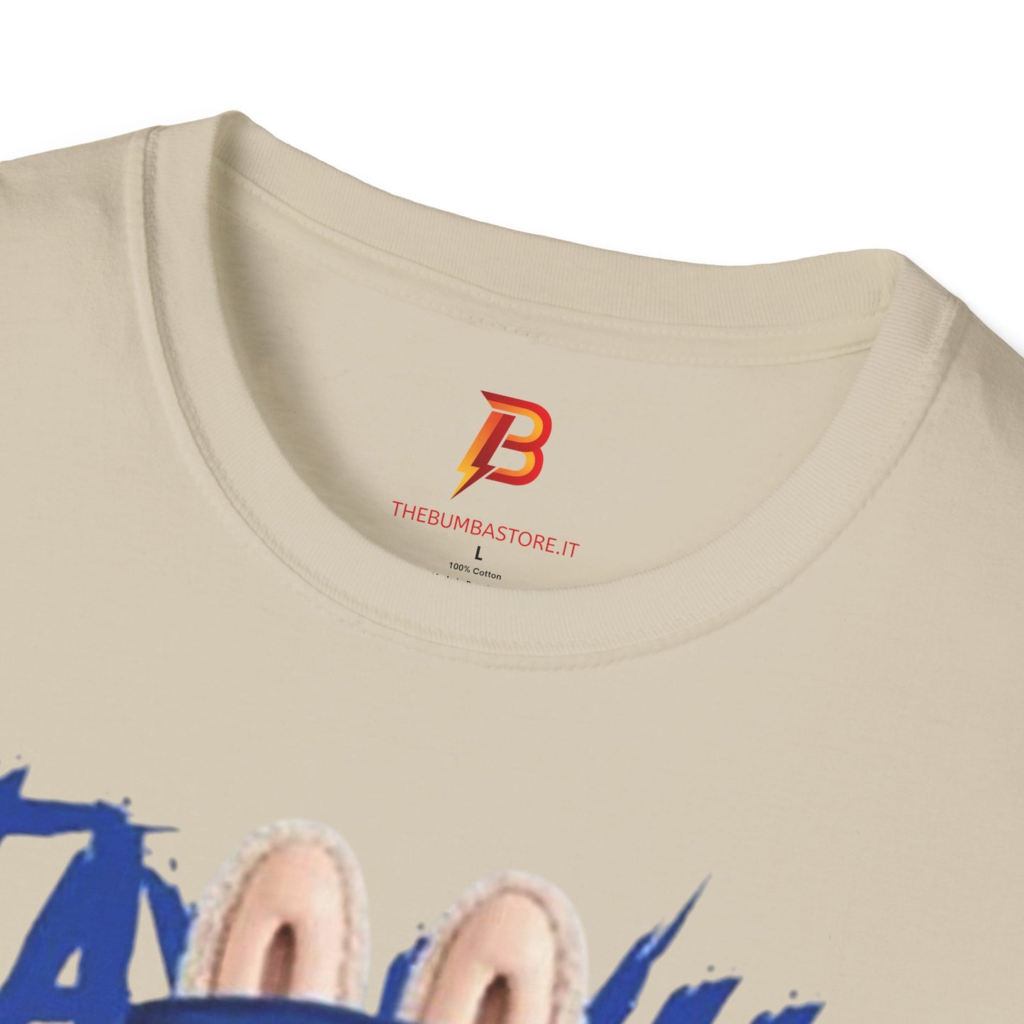 T-Shirt Unisex Labubu Softstyle – Design Kawaii Streetwear con Fiore “Stay Wild”.