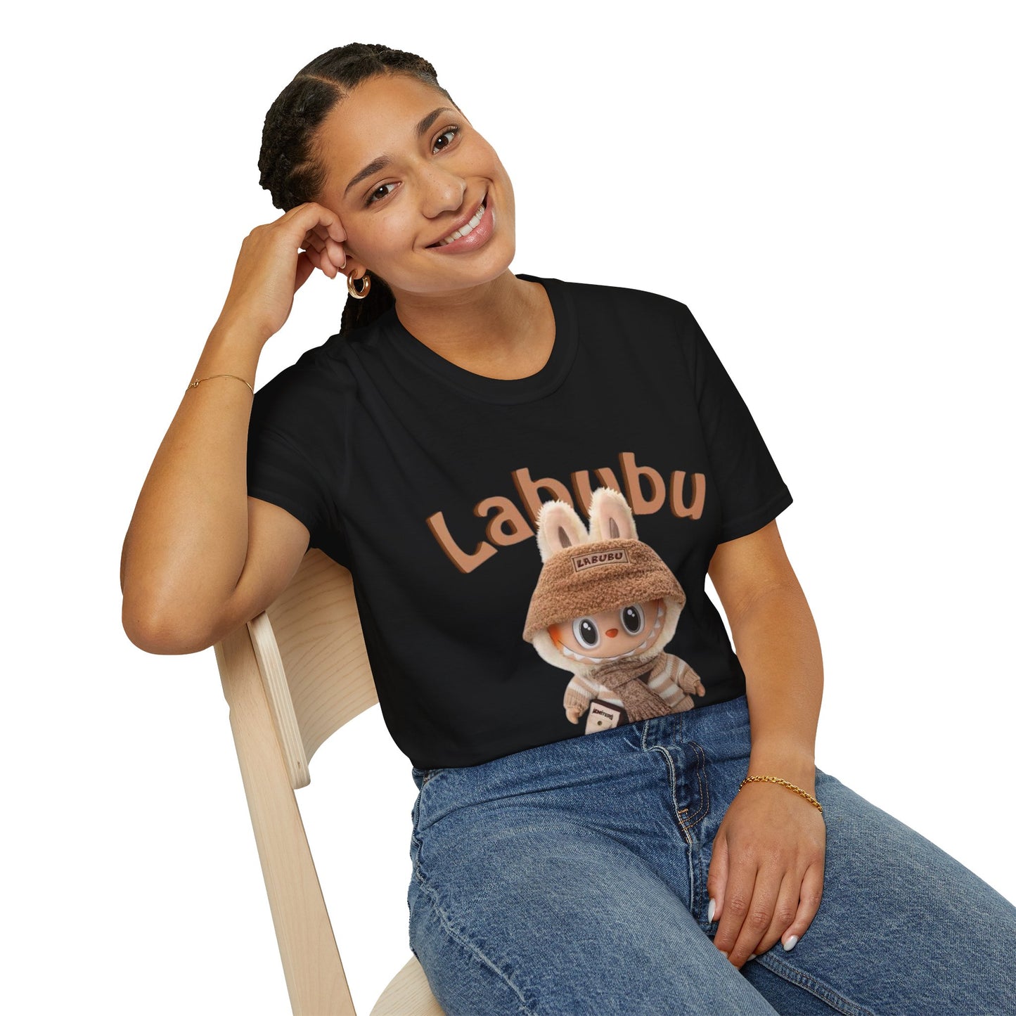 T-Shirt Unisex Labubu Softstyle – Design Kawaii Casual con Bucket Hat “Have a Good Time”.