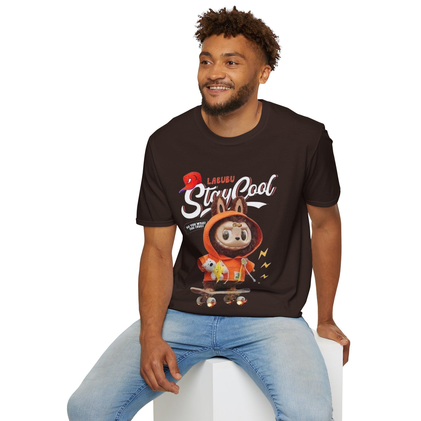T-Shirt Unisex Labubu Softstyle – Design Streetwear Kawaii “Stay Cool”.