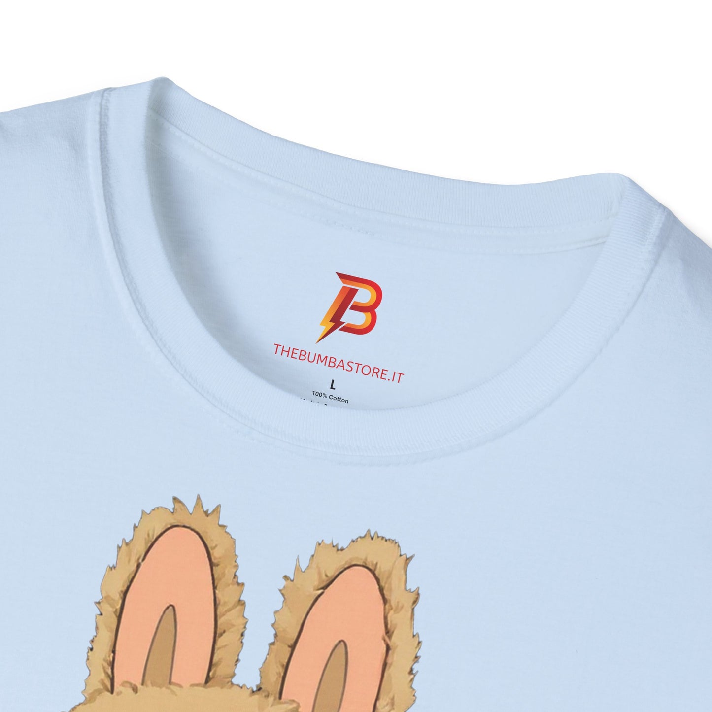 T-Shirt Unisex Labubu Softstyle – Design Kawaii con Camicia a Righe Azzurre.