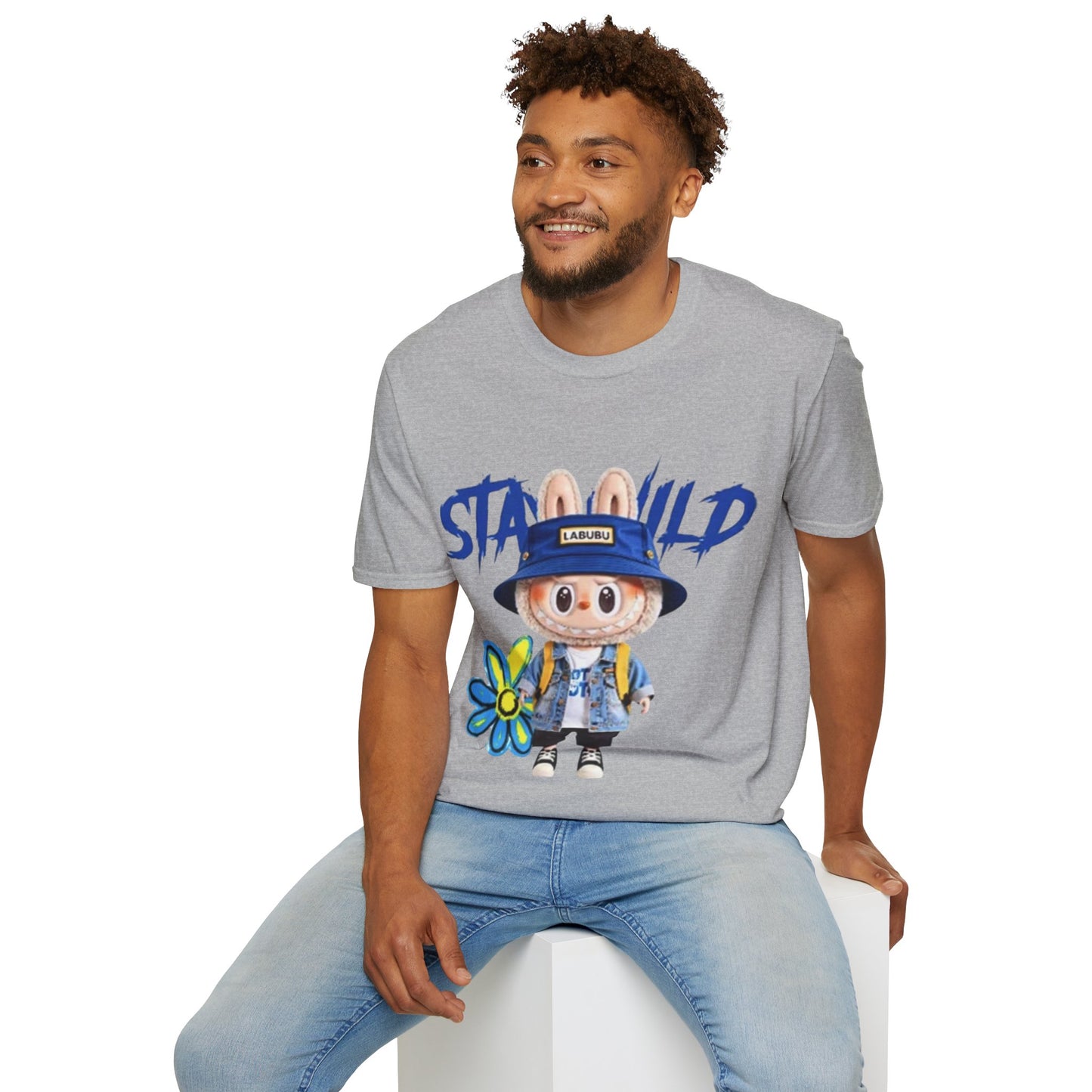 T-Shirt Unisex Labubu Softstyle – Design Kawaii Streetwear con Fiore “Stay Wild”.