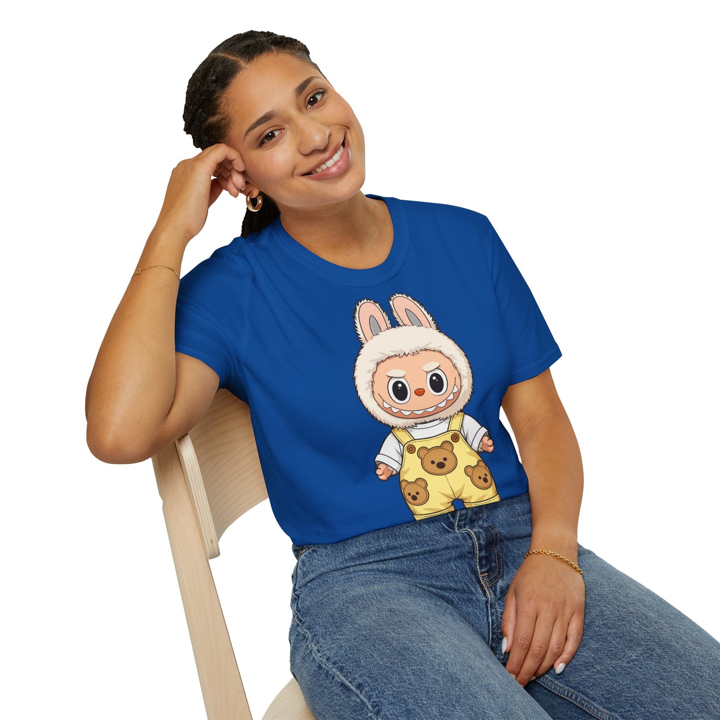 T-Shirt Unisex Labubu Softstyle – Design Kawaii con Salopette Orsetto.