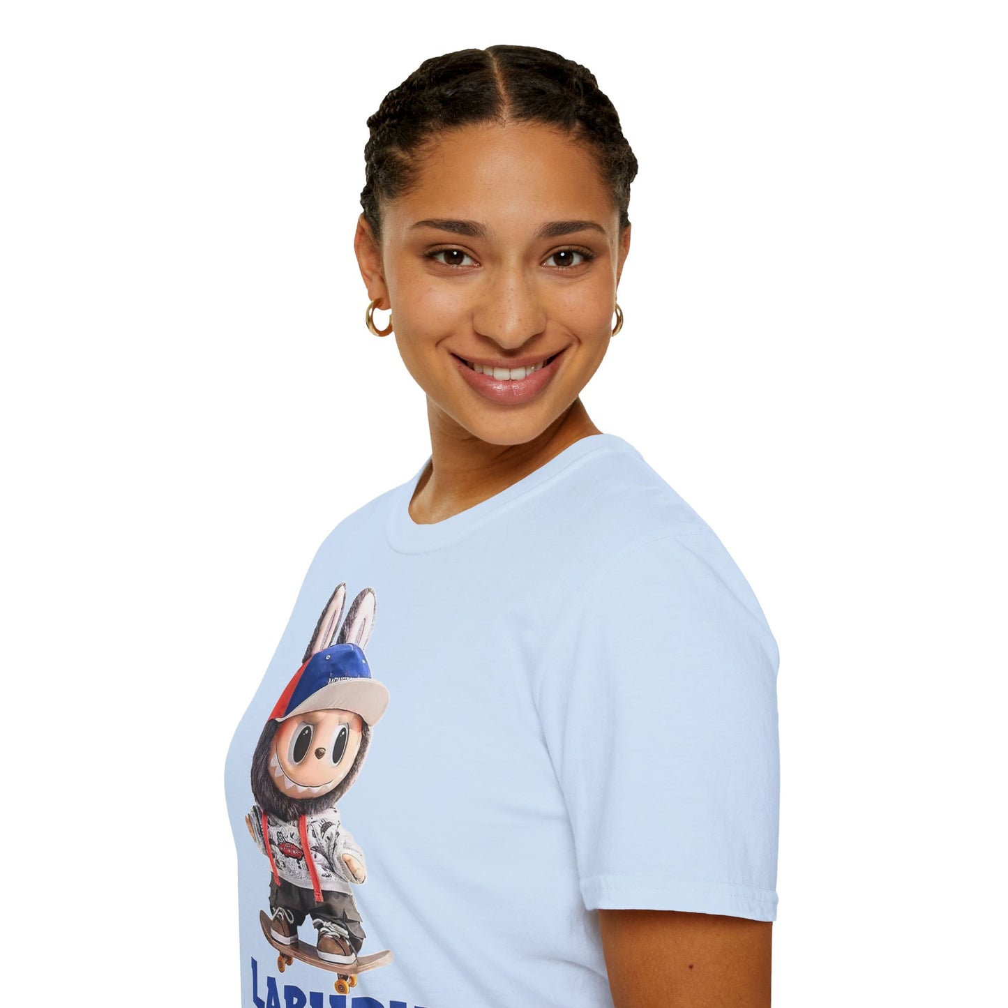 T-Shirt Unisex Labubu Softstyle Arancione – Design Streetwear con Skateboard.