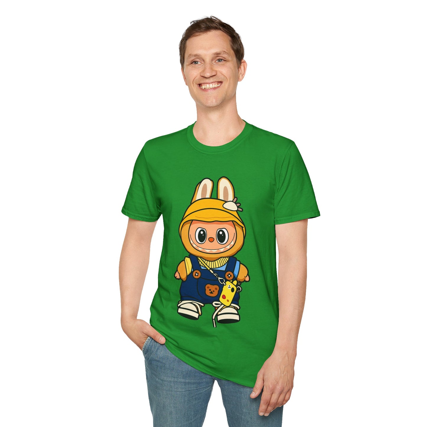 T-Shirt Unisex Labubu Softstyle – Design Kawaii con Cappello e Salopette.
