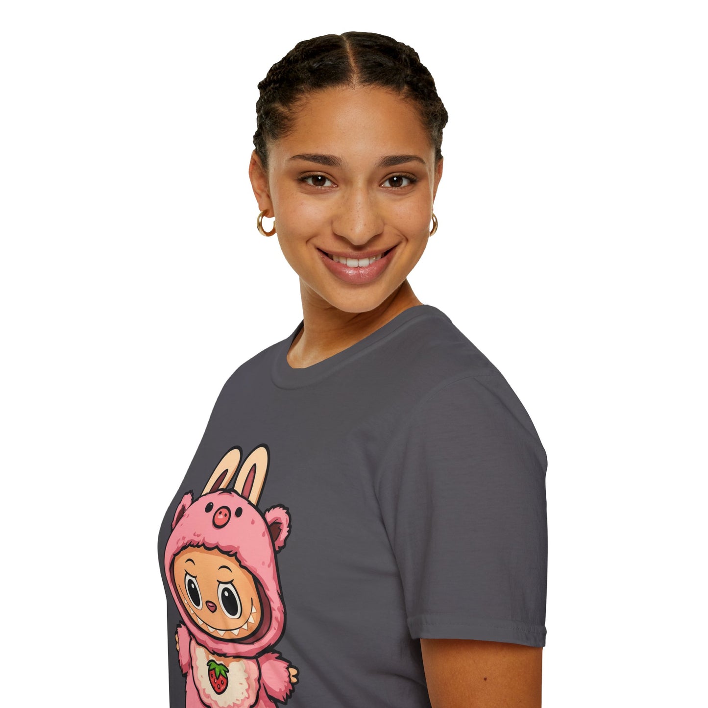 T-Shirt Unisex Labubu Softstyle – Outfit Cartoon Kawaii Rosa Orsetto Fragola.