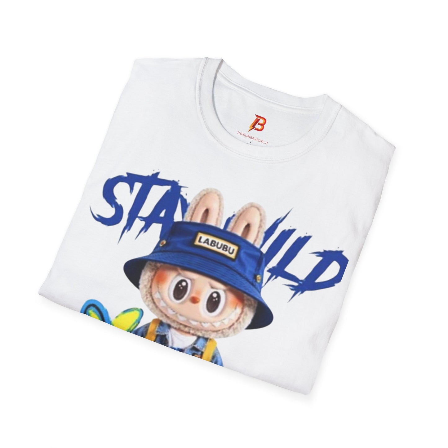 T-Shirt Unisex Labubu Softstyle – Design Kawaii Streetwear con Fiore “Stay Wild”.