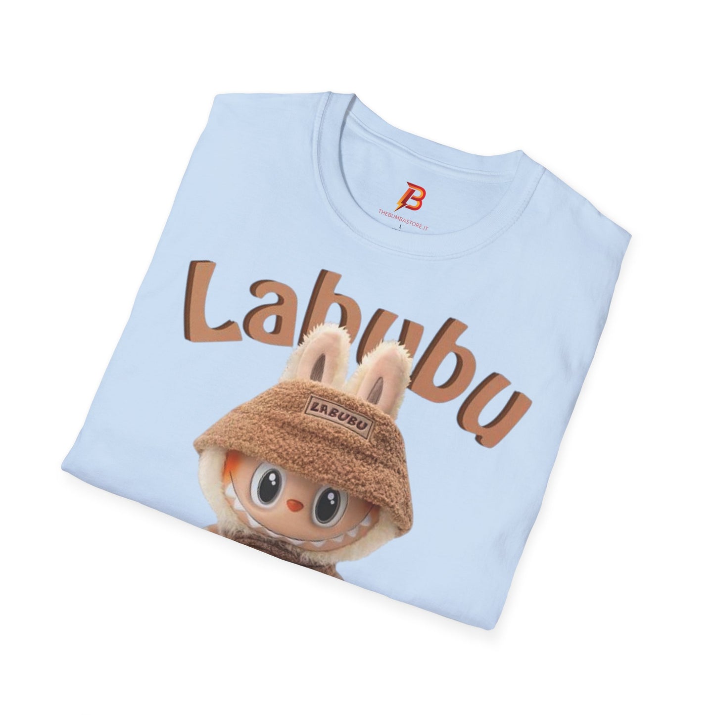 T-Shirt Unisex Labubu Softstyle – Design Kawaii Casual con Bucket Hat “Have a Good Time”.