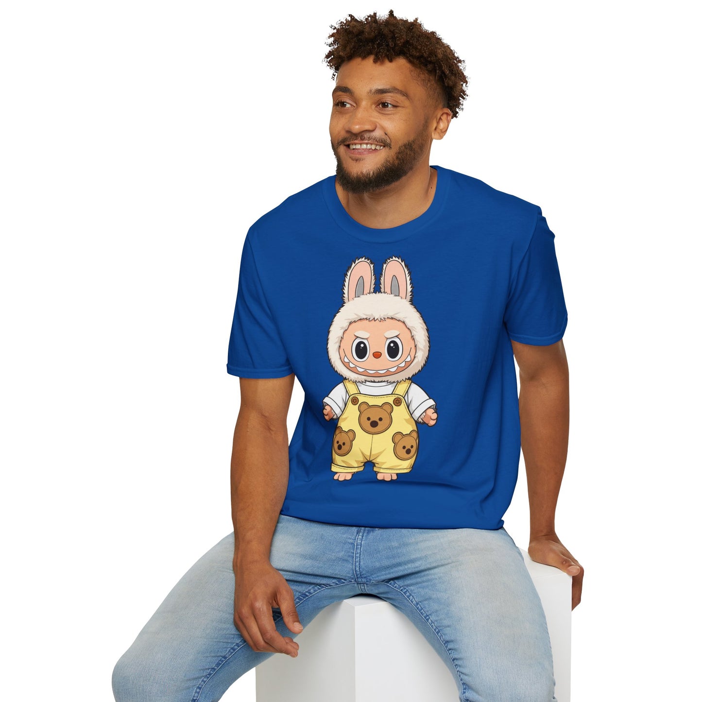 T-Shirt Unisex Labubu Softstyle – Design Kawaii con Salopette Orsetto.