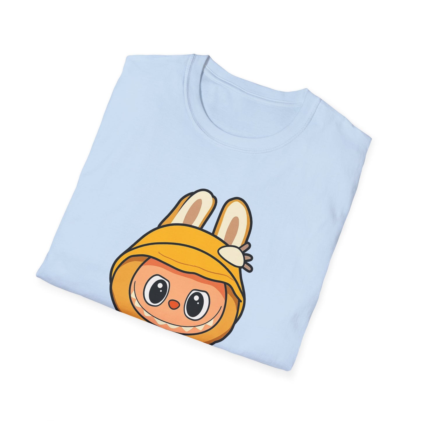 T-Shirt Unisex Labubu Softstyle – Design Kawaii con Cappello e Salopette.