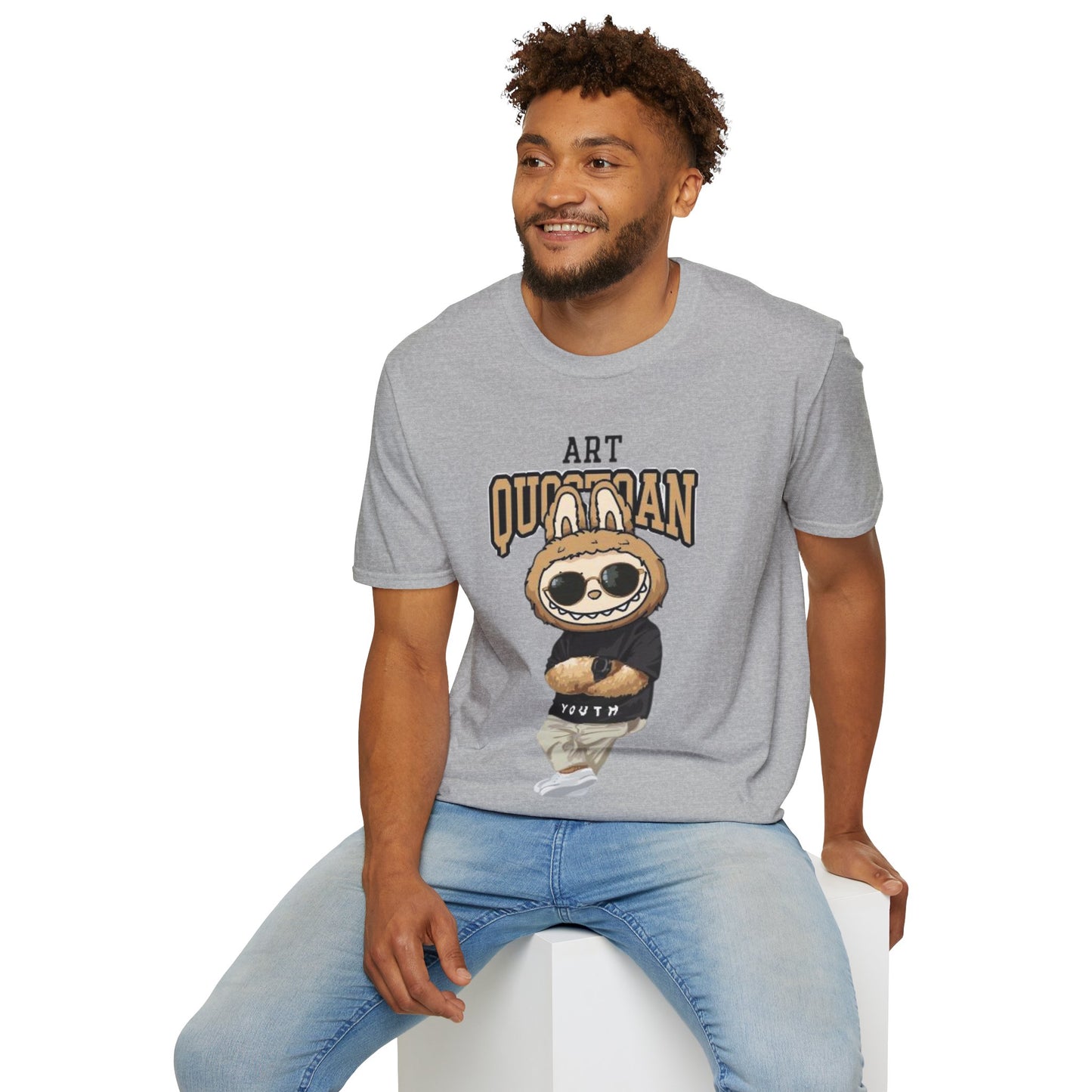 T-Shirt Unisex Labubu Softstyle – Design Urban Kawaii con Occhiali da Sole.