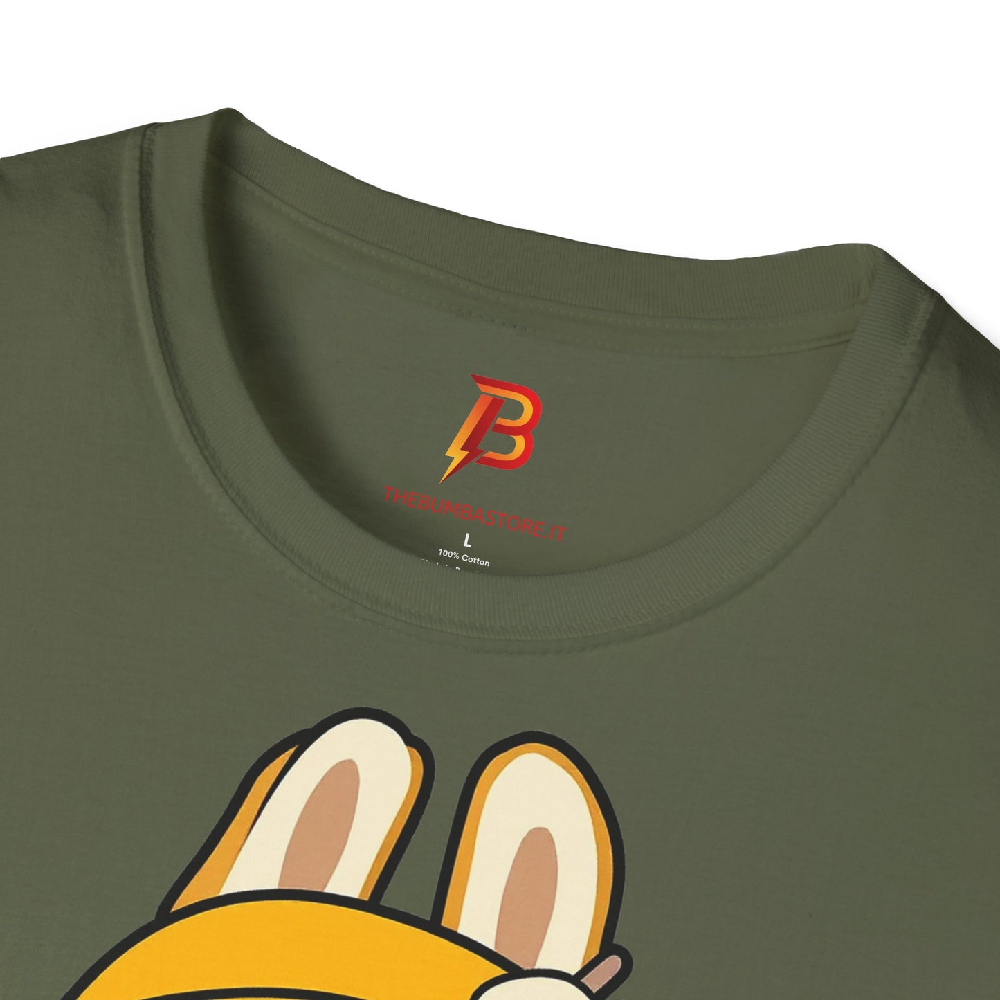 T-Shirt Unisex Labubu Softstyle – Design Kawaii con Cappello e Salopette.