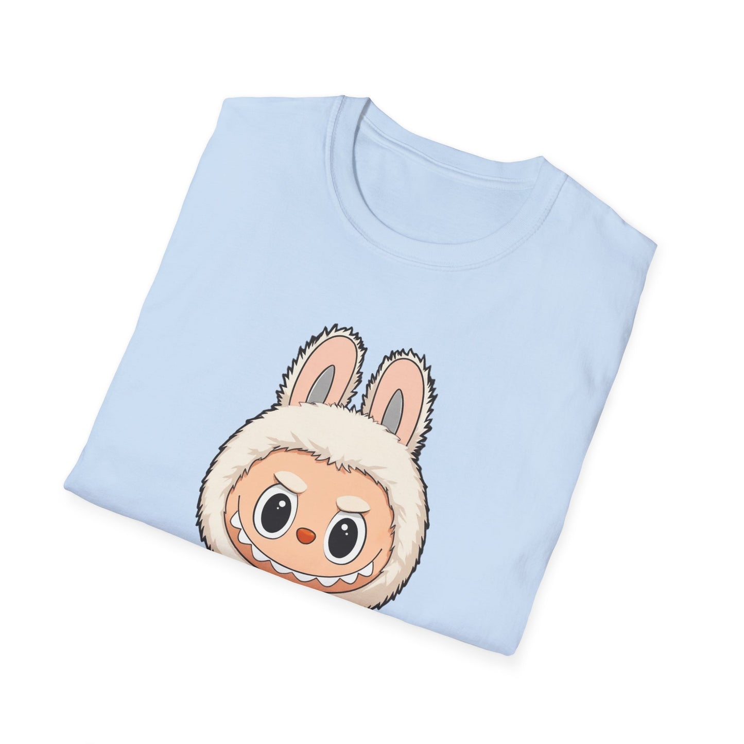 T-Shirt Unisex Labubu Softstyle – Design Kawaii con Salopette Orsetto.