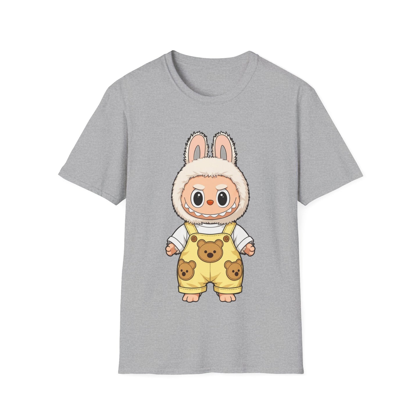 T-Shirt Unisex Labubu Softstyle – Design Kawaii con Salopette Orsetto.