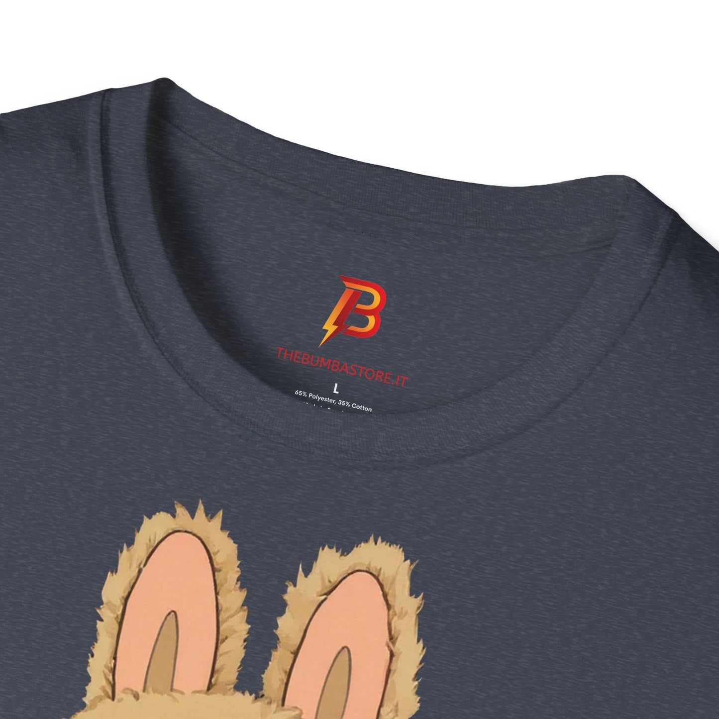 T-Shirt Unisex Labubu Softstyle – Design Kawaii con Camicia a Righe Azzurre.