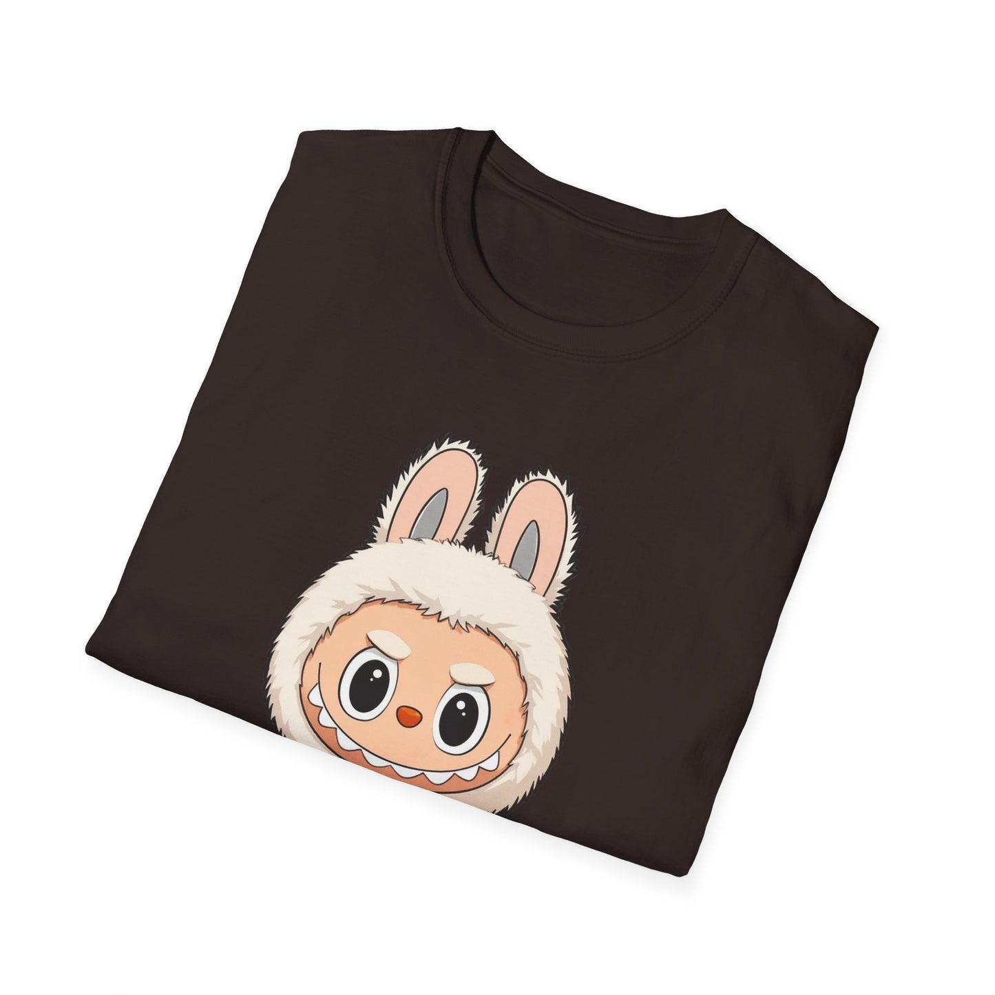 T-Shirt Unisex Labubu Softstyle – Design Kawaii con Salopette Orsetto.