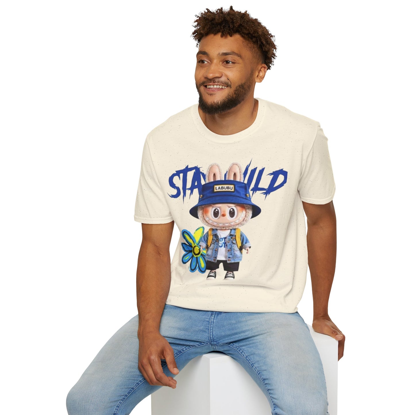 T-Shirt Unisex Labubu Softstyle – Design Kawaii Streetwear con Fiore “Stay Wild”.