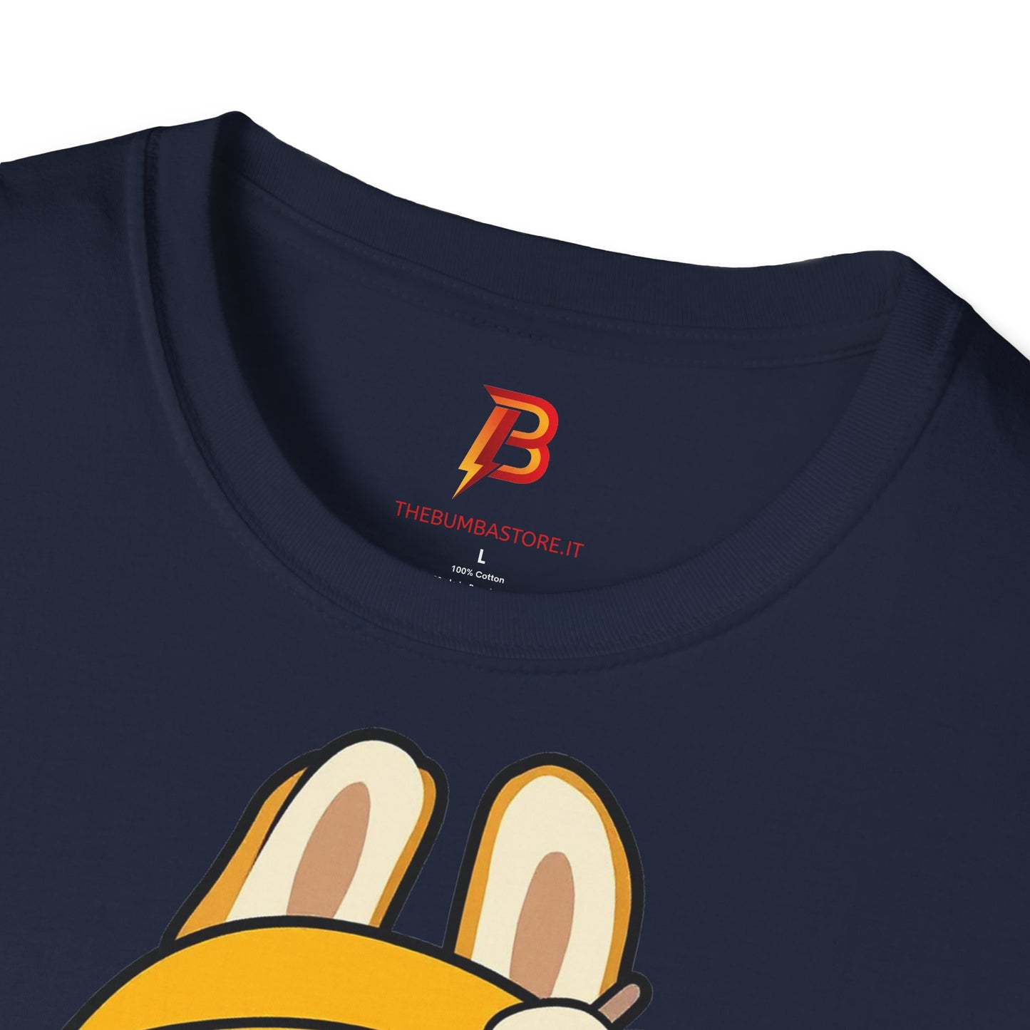 T-Shirt Unisex Labubu Softstyle – Design Kawaii con Cappello e Salopette.