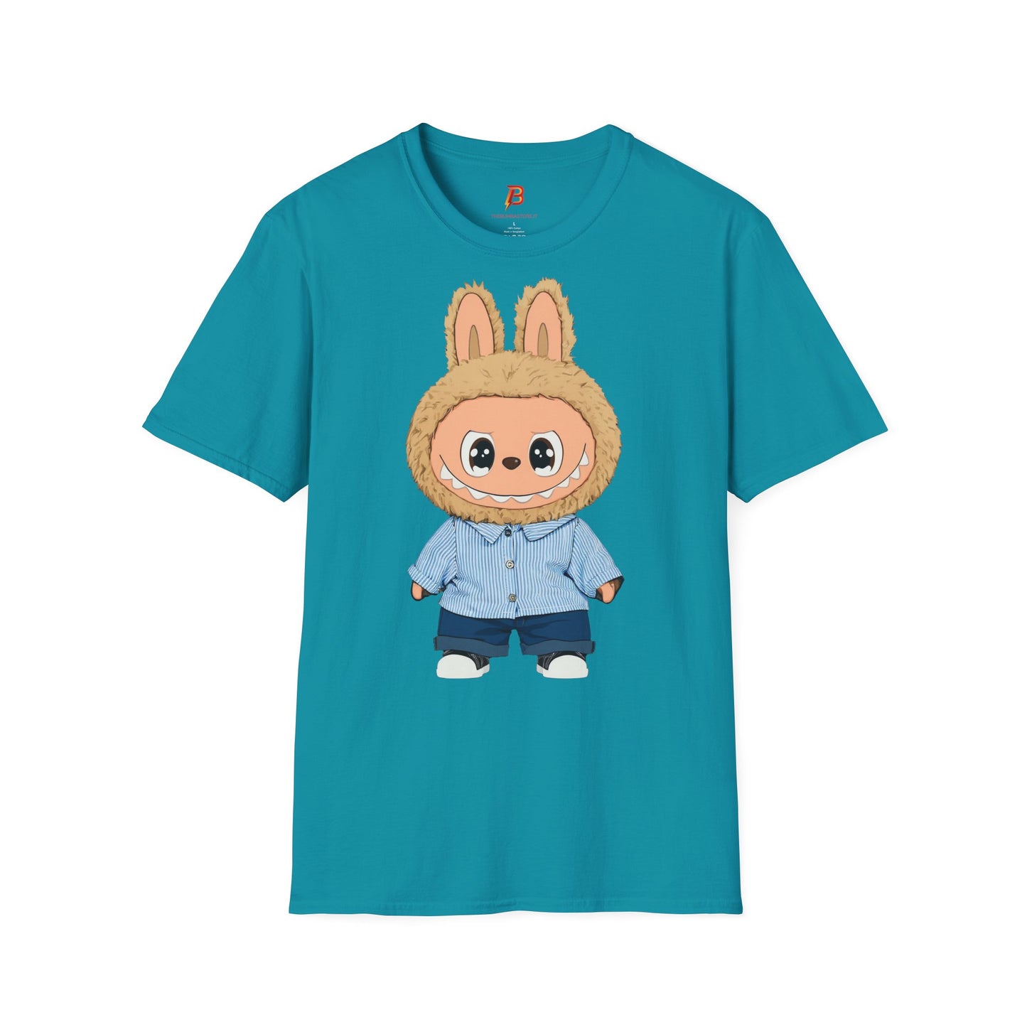 T-Shirt Unisex Labubu Softstyle – Design Kawaii con Camicia a Righe Azzurre.