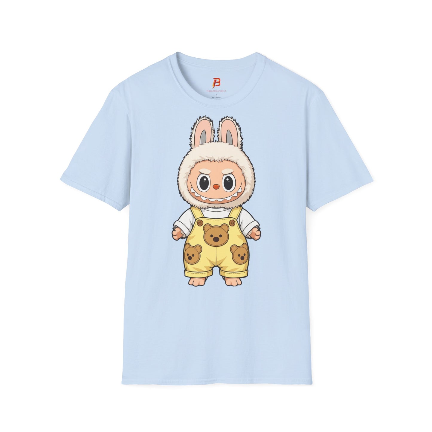 T-Shirt Unisex Labubu Softstyle – Design Kawaii con Salopette Orsetto.