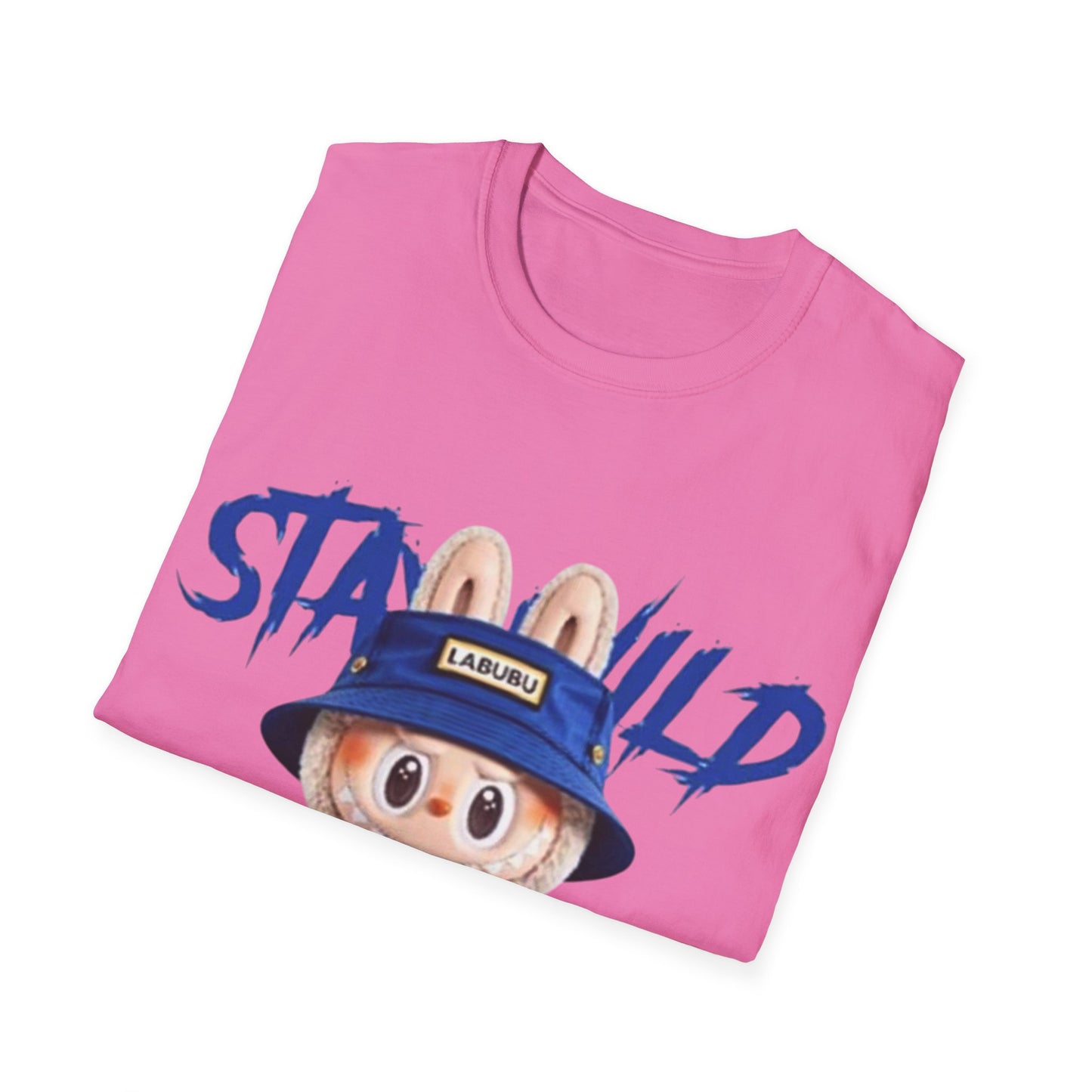 T-Shirt Unisex Labubu Softstyle – Design Kawaii Streetwear con Fiore “Stay Wild”.
