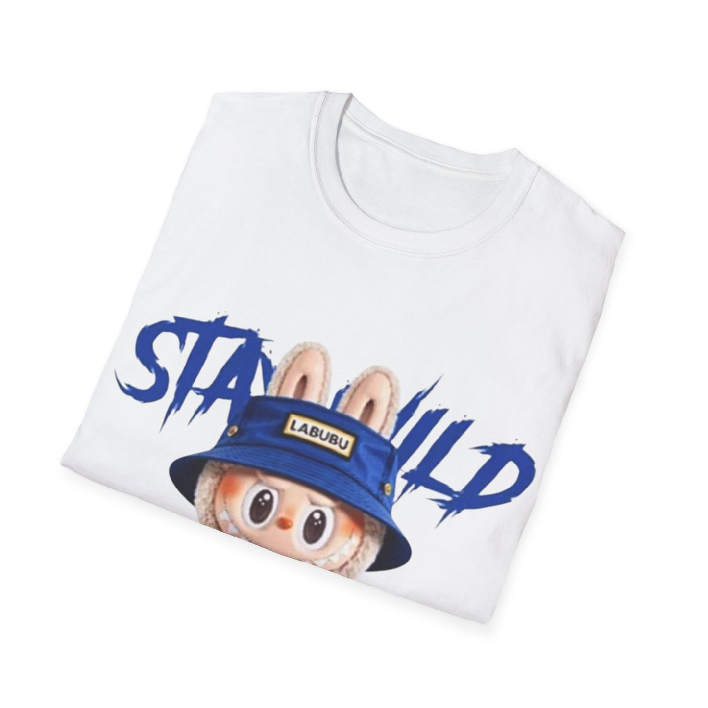 T-Shirt Unisex Labubu Softstyle – Design Kawaii Streetwear con Fiore “Stay Wild”.