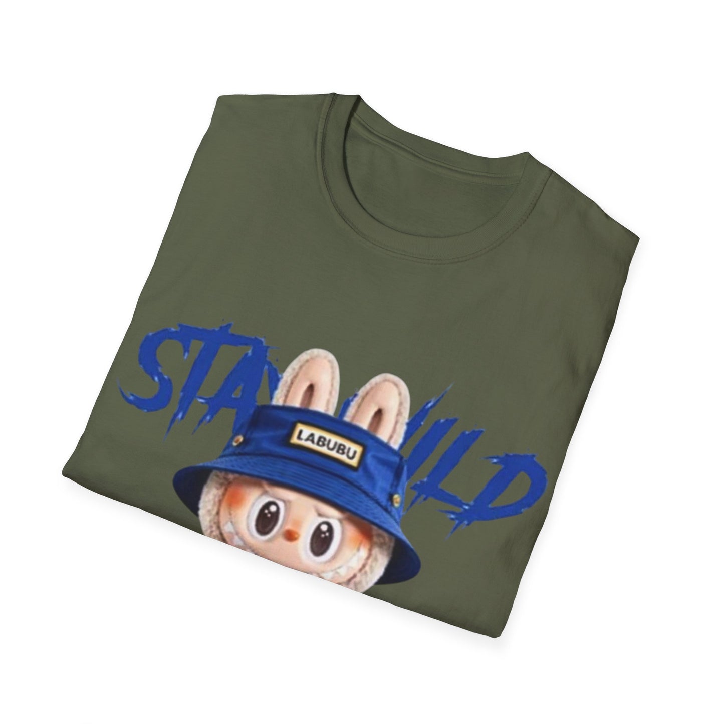 T-Shirt Unisex Labubu Softstyle – Design Kawaii Streetwear con Fiore “Stay Wild”.