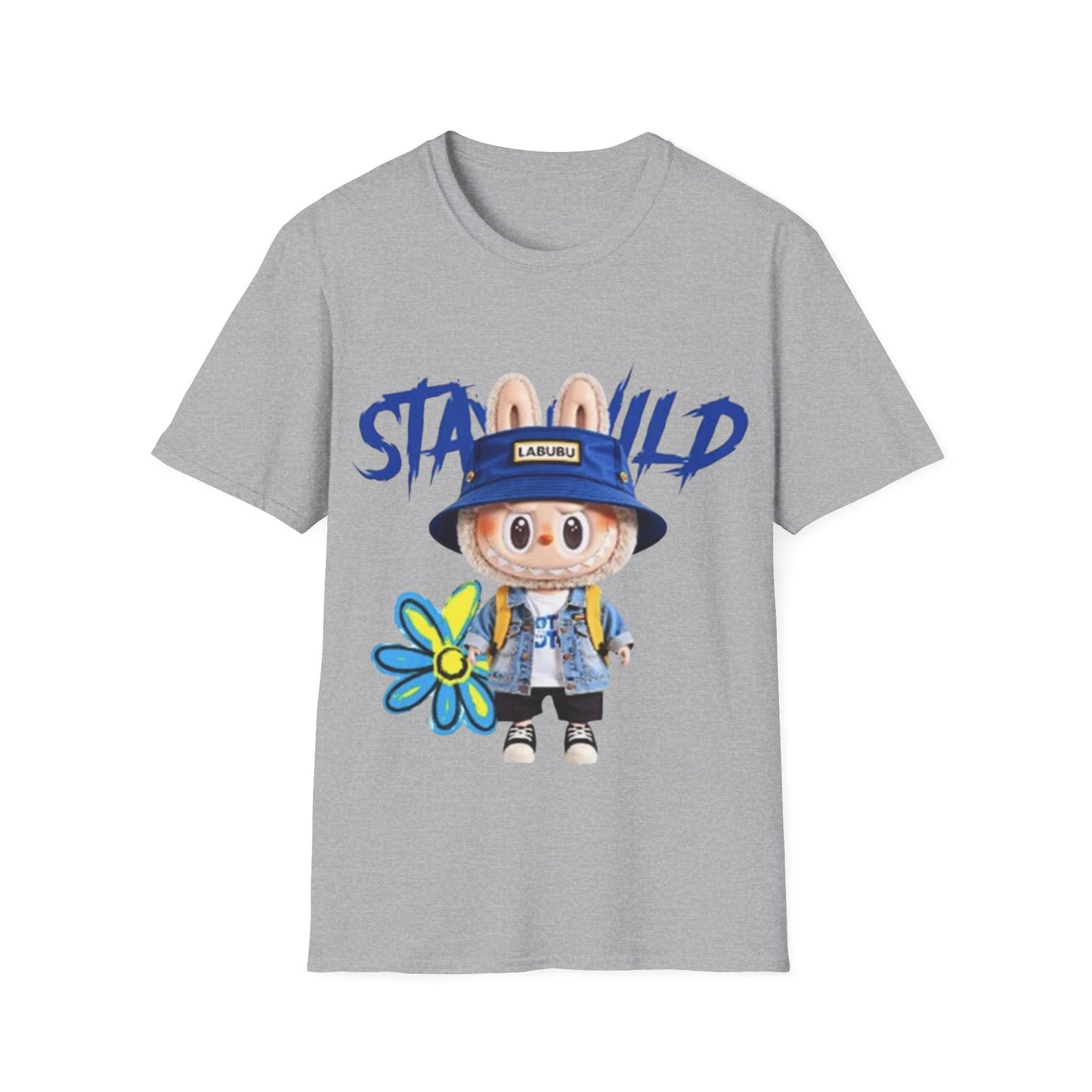 T-Shirt Unisex Labubu Softstyle – Design Kawaii Streetwear con Fiore “Stay Wild”.