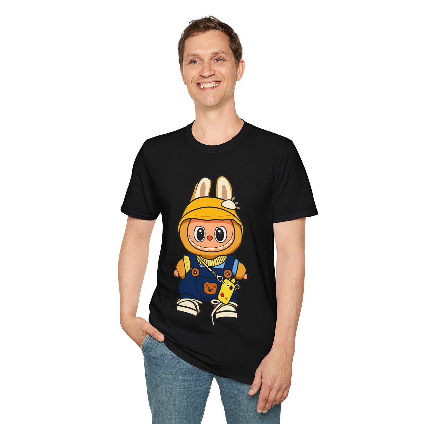 T-Shirt Unisex Labubu Softstyle – Design Kawaii con Cappello e Salopette.