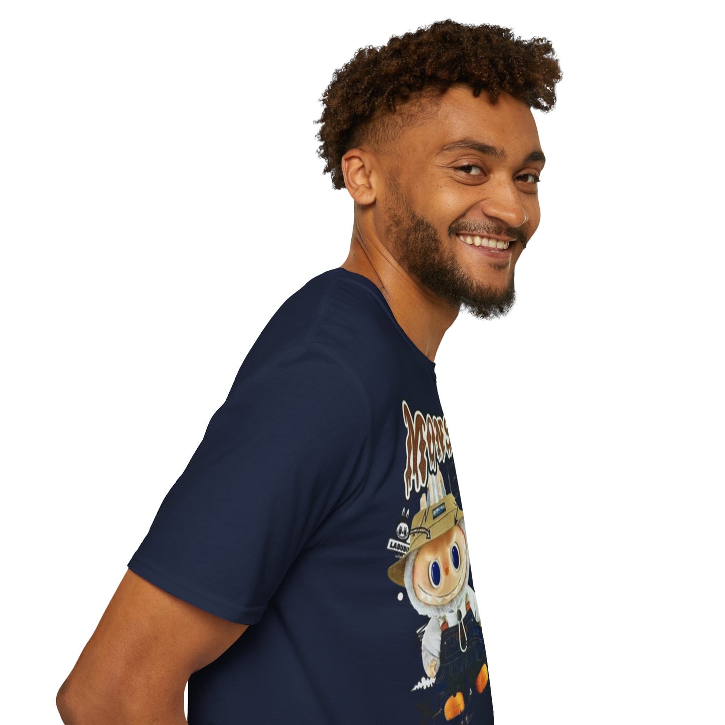 T-Shirt Unisex Labubu Softstyle – Design Monsters Kawaii con Coppia Iconica.