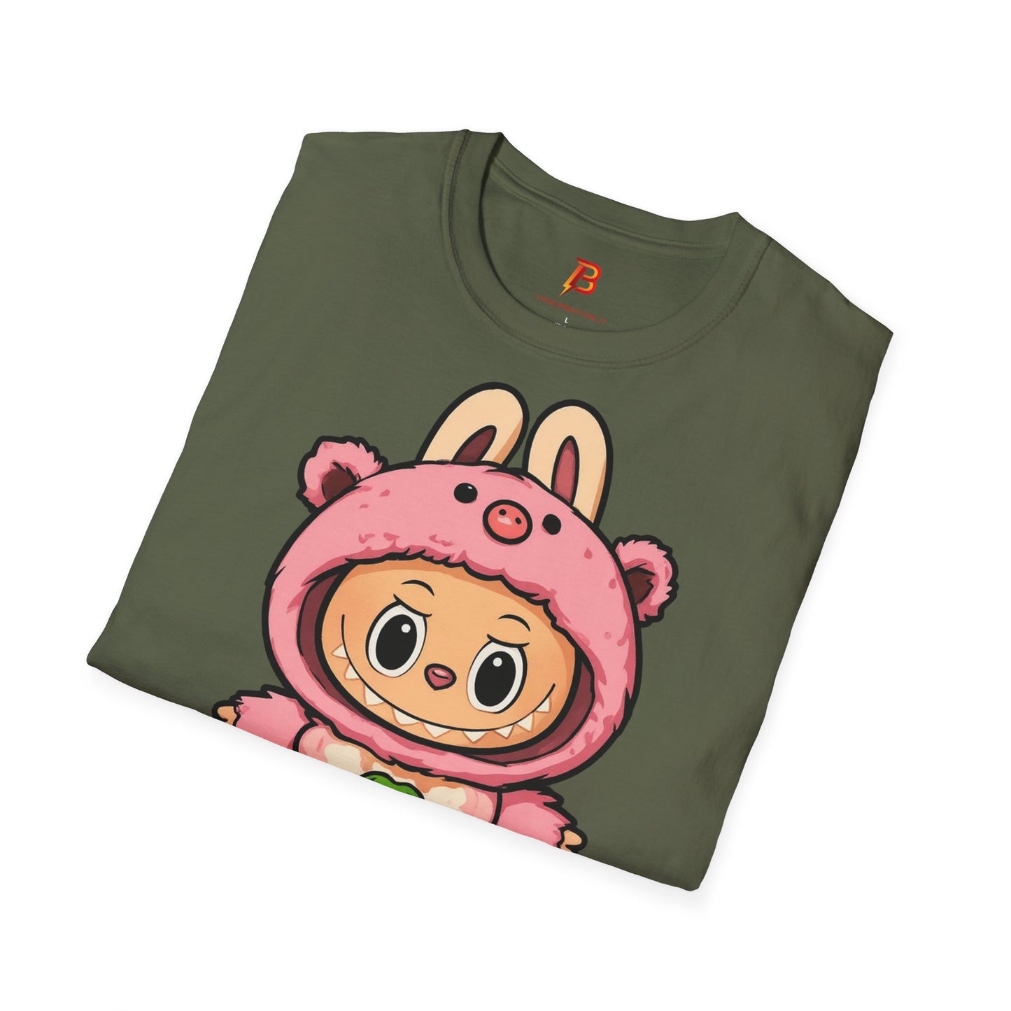 T-Shirt Unisex Labubu Softstyle – Outfit Cartoon Kawaii Rosa Orsetto Fragola.
