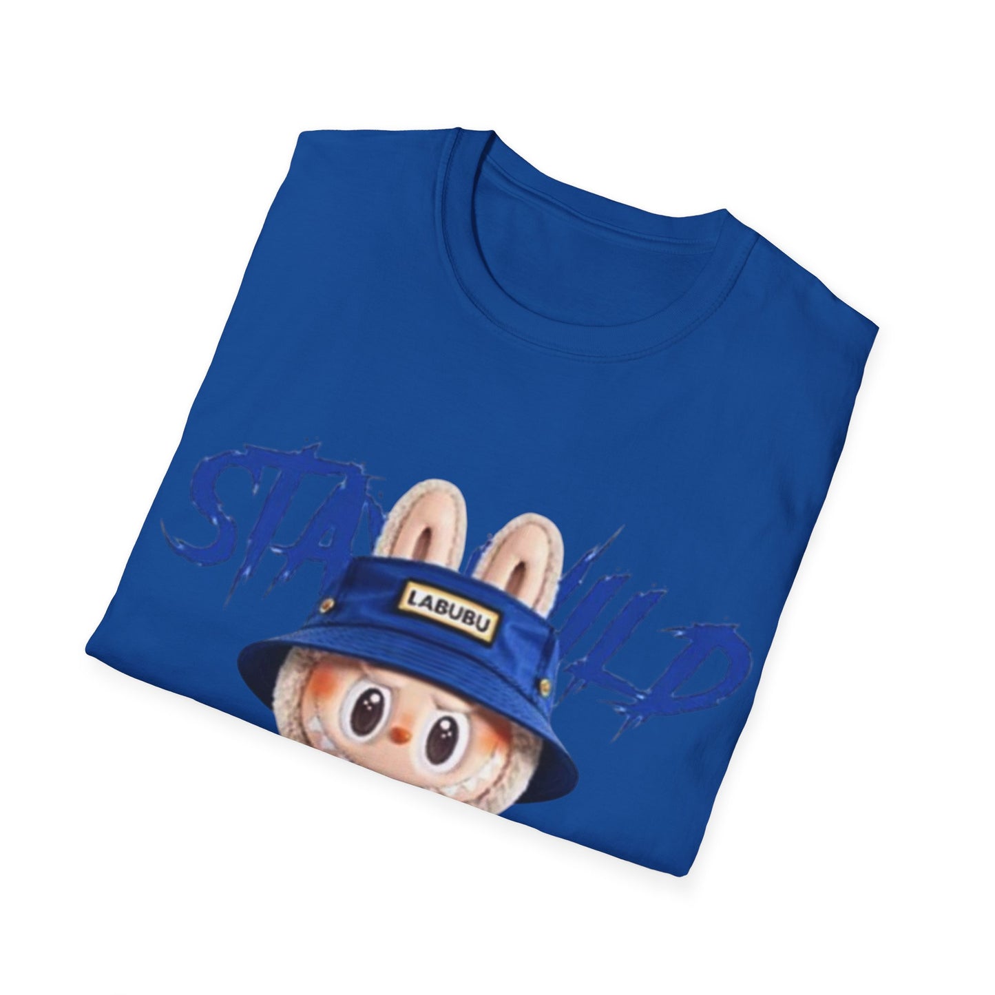 T-Shirt Unisex Labubu Softstyle – Design Kawaii Streetwear con Fiore “Stay Wild”.