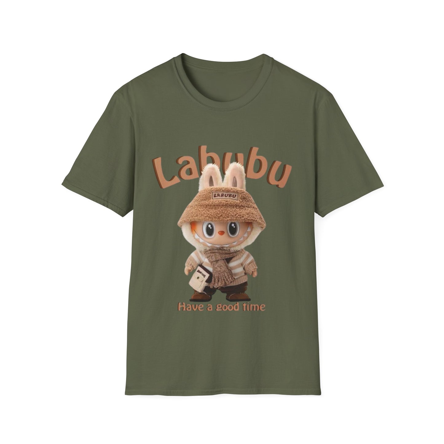 T-Shirt Unisex Labubu Softstyle – Design Kawaii Casual con Bucket Hat “Have a Good Time”.