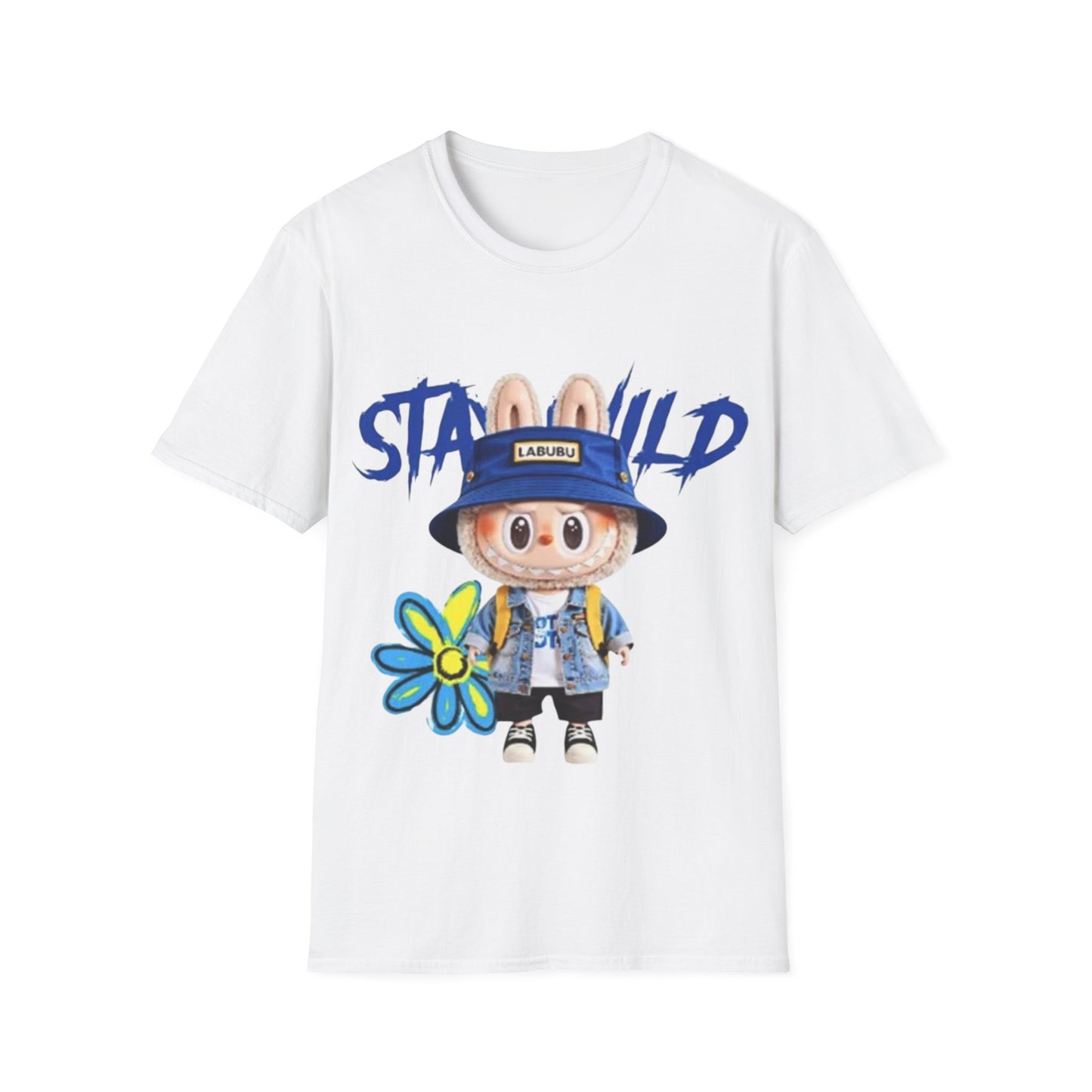 T-Shirt Unisex Labubu Softstyle – Design Kawaii Streetwear con Fiore “Stay Wild”.