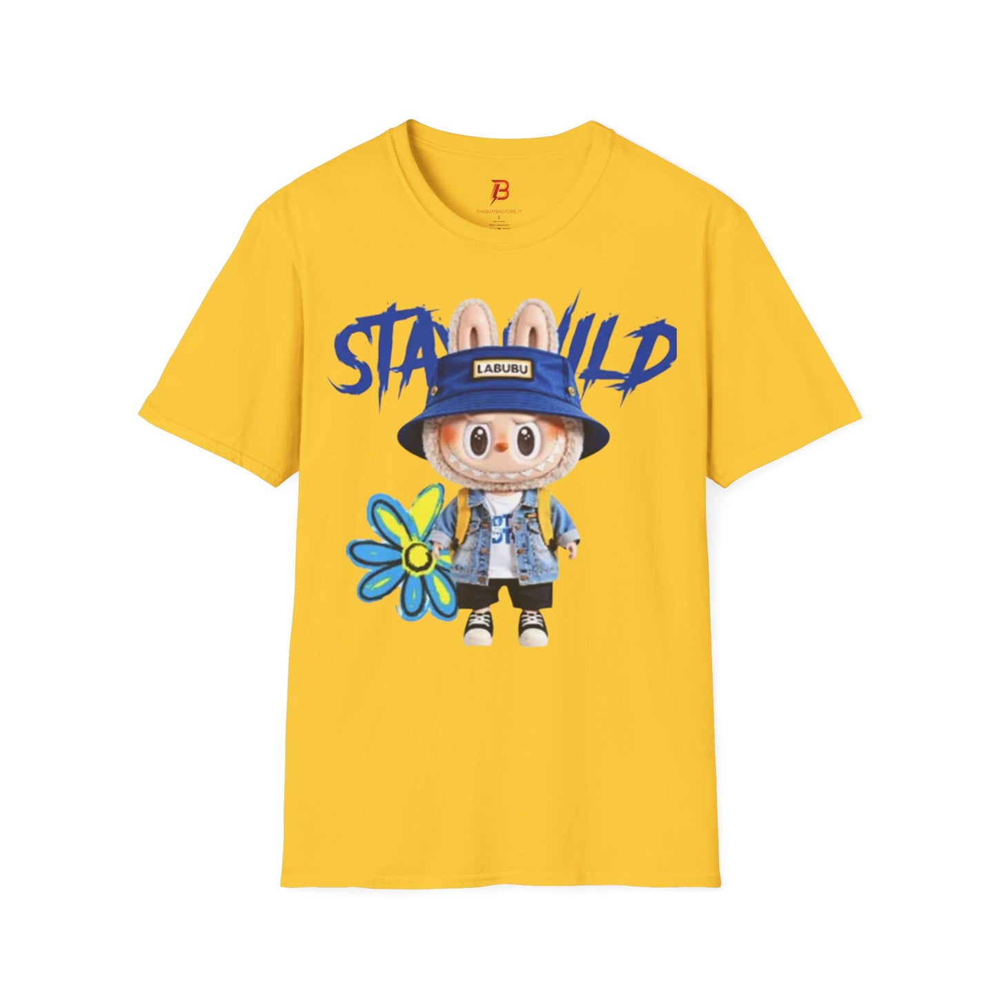 T-Shirt Unisex Labubu Softstyle – Design Kawaii Streetwear con Fiore “Stay Wild”.