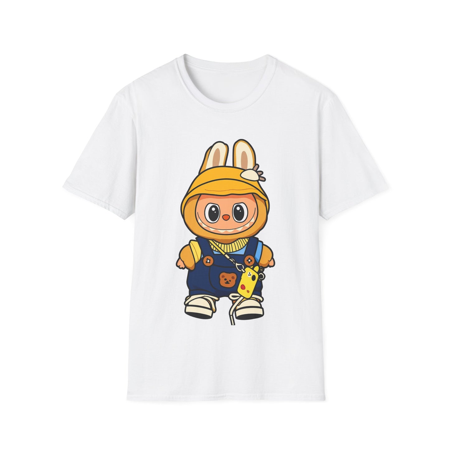 T-Shirt Unisex Labubu Softstyle – Design Kawaii con Cappello e Salopette.