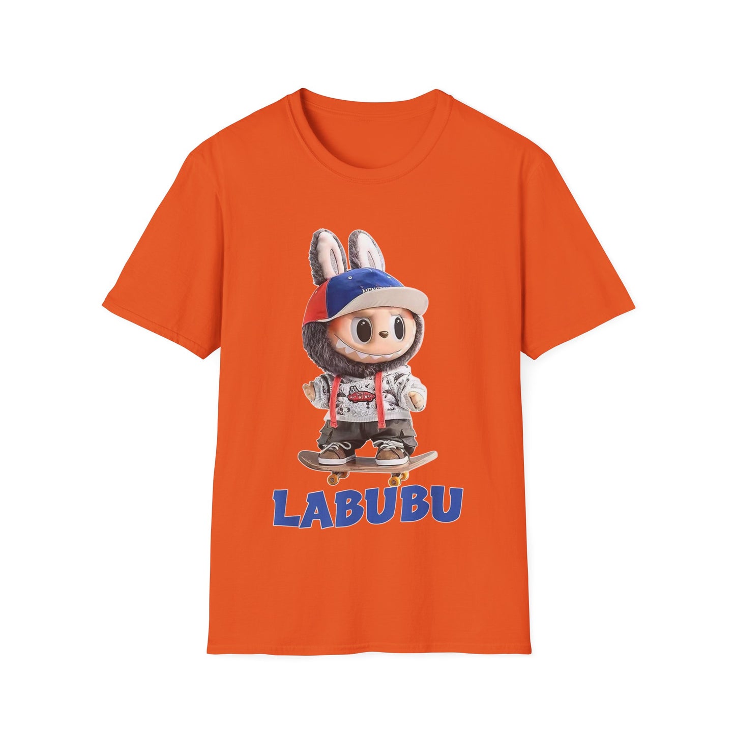 T-Shirt Unisex Labubu Softstyle Arancione – Design Streetwear con Skateboard.
