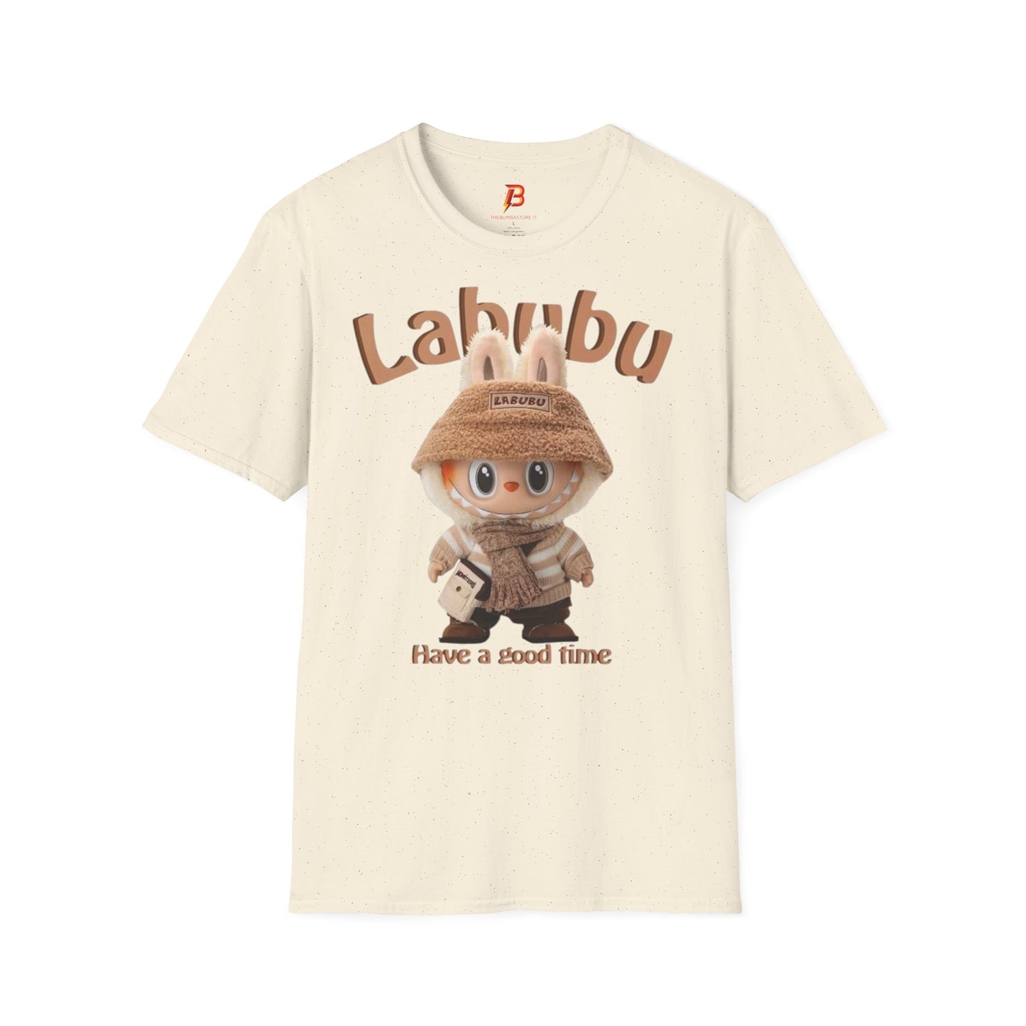 T-Shirt Unisex Labubu Softstyle – Design Kawaii Casual con Bucket Hat “Have a Good Time”.