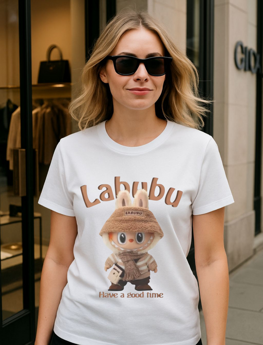 T-Shirt Unisex Labubu Softstyle – Design Kawaii Casual con Bucket Hat “Have a Good Time”.