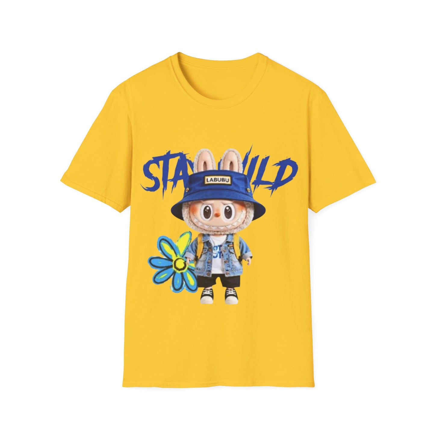 T-Shirt Unisex Labubu Softstyle – Design Kawaii Streetwear con Fiore “Stay Wild”.